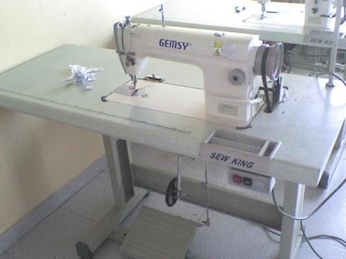 Más cerca marca Vendo máquinas de coser usadas dotacion completa en Boyaca - Otros  Artículos | 29091