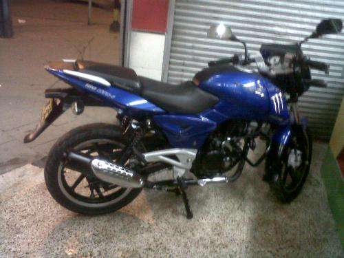 Vendo moto pulsar 180 modelo 2011 , color azul , seguro hasta marzo 2013 , 14.700 kilometros ,