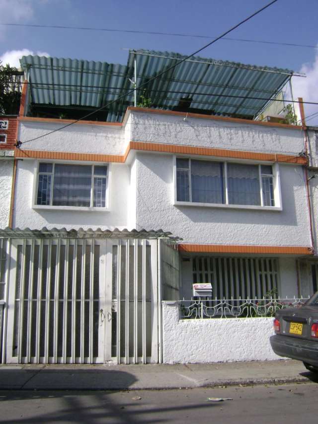 Venta casa rentable 3 pisos, 3 apartamentos independientes, 2 garajes,  antej en Bogotá - Casas en venta | 294024